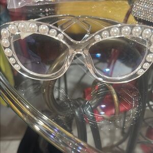 Elegant Pearl-Embellished Eye-glasses
